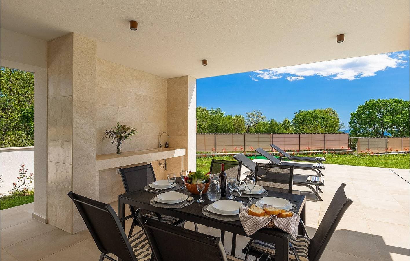 Foto 9 von 53: Modernes Apartment mit 2 Schlafzimmern und Pool in der Nähe des Strandes Duga Uvala