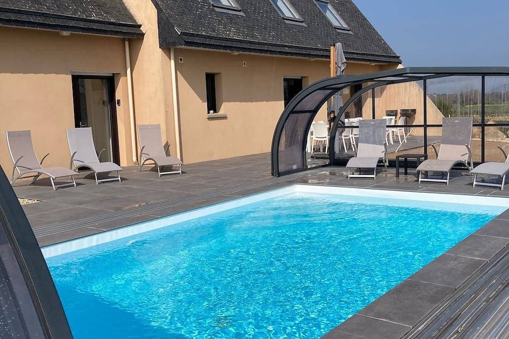 Person villa with sea view and heated indoor pool. 1