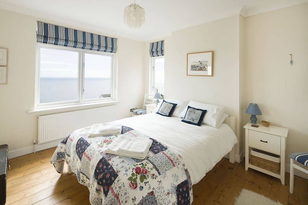 Foto 2 von 30: Spectacular panoramic sea views of Mounts Bay from this light filled home