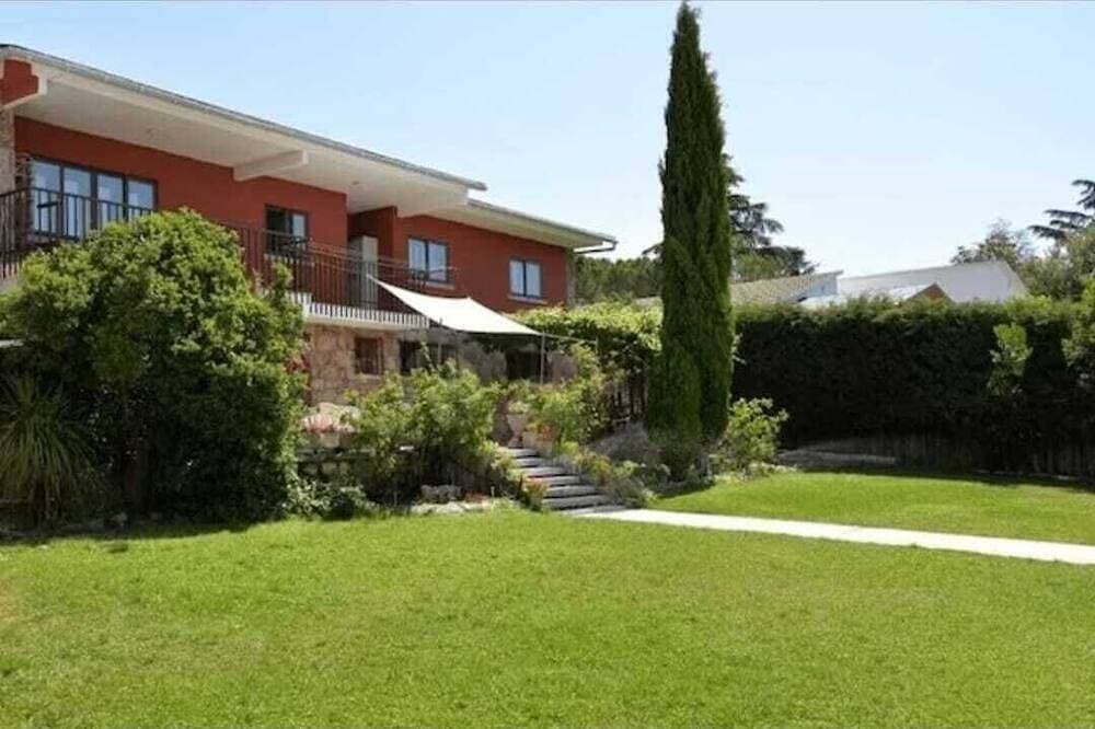 Pedriza-la casa de Galapagar, charming lodging, terrace and garden view 1