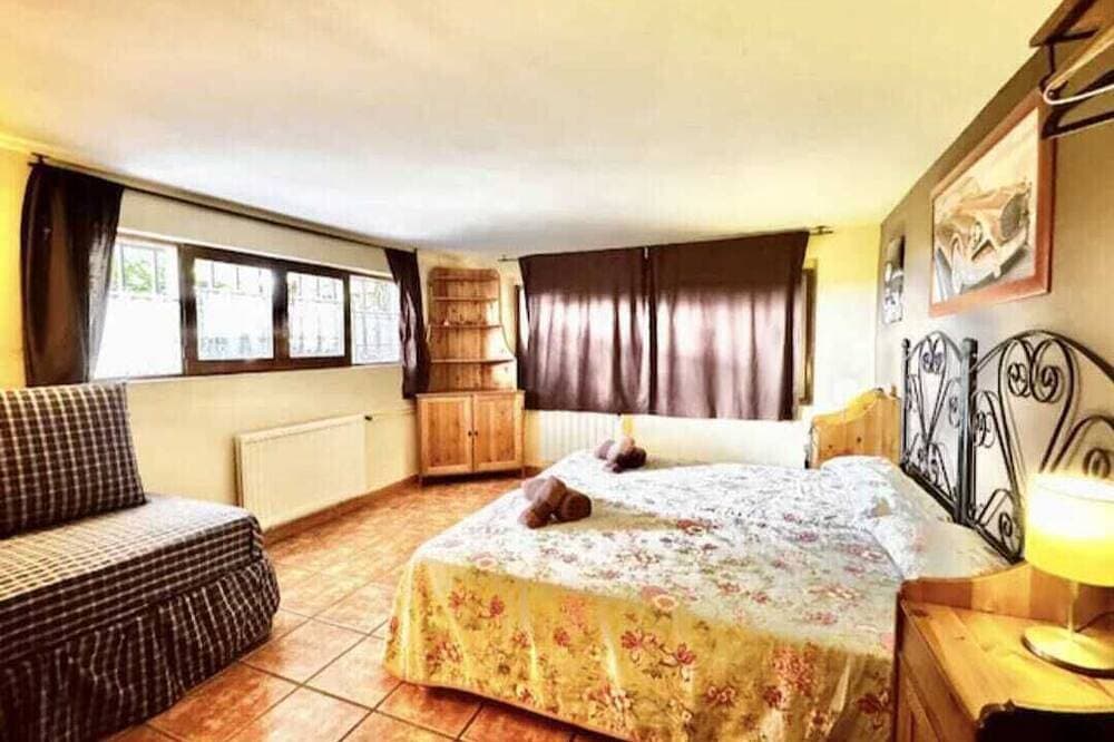 Foto 2 von 27: Abantos-the house in Galapagar. Apartment with direct access to the pool and lawn