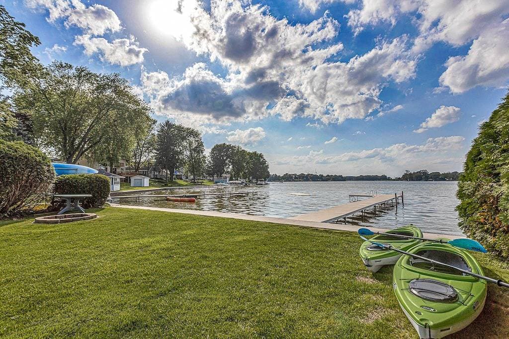 Foto 10 von 41: Lakefront Cottage with kayaks, paddleboat, aqua mat, & Big deck close to Elkhart