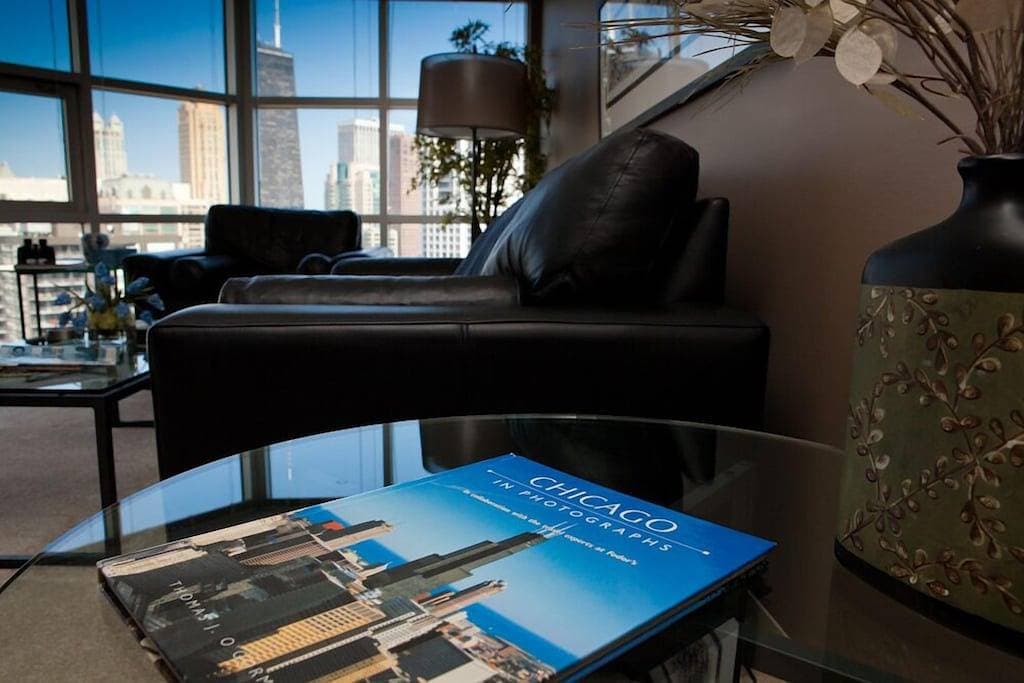 Foto 7 von 31: 52. Etage MagMile Penthouse - Ansichten, Kamin, Fitnesscenter, Pool, WiFi