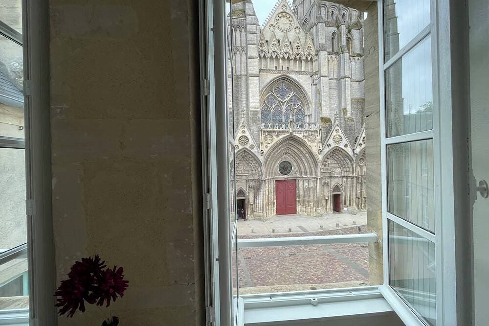 Foto 9 von 10: Parvis Cathédrale Bayeux charming studio apartment
