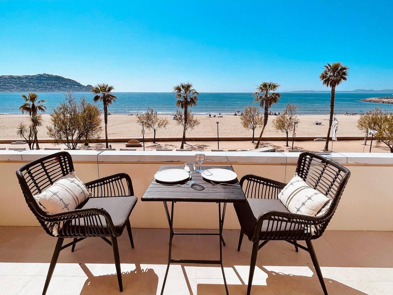 Foto 3 von 36: ¡Encantador apartamento en alquiler en Roses, Costa Brava! A 0 metros de la playa. Disfruta de la piscina comunitaria y las vistas al mar.