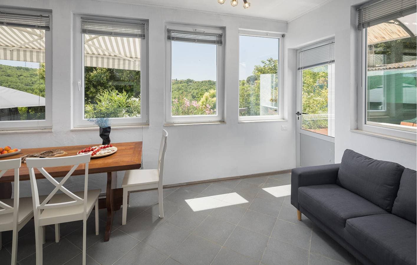 Foto 8 von 27: Geräumige 1-Zimmer-Wohnung mit Terrasse, WLAN und Parkplatz