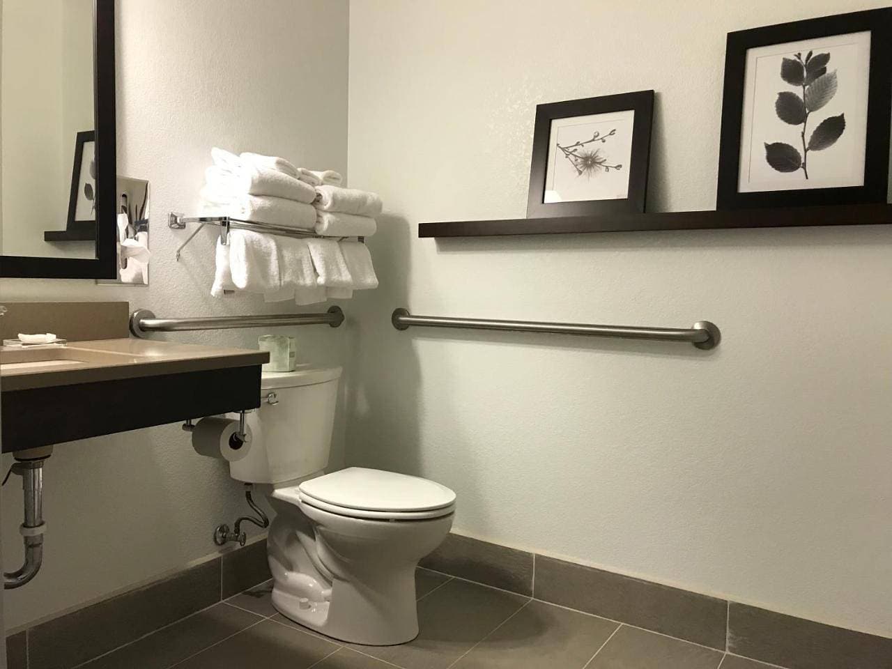 Foto 7 von 12: King Suite - Disability Access