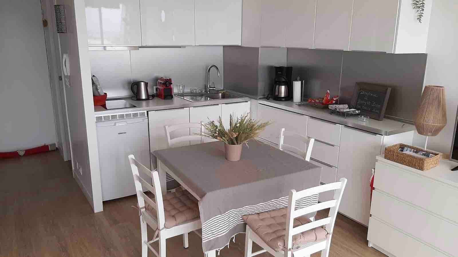 Foto 5 von 26: Appartement „Carpe Diem“ mit Blick auf das Bassin, Balkon und WLAN