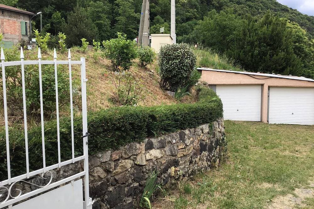 Foto 7 von 23: Thueyts Haus auf einem großen Grundstück mit Oleandern und Palmen