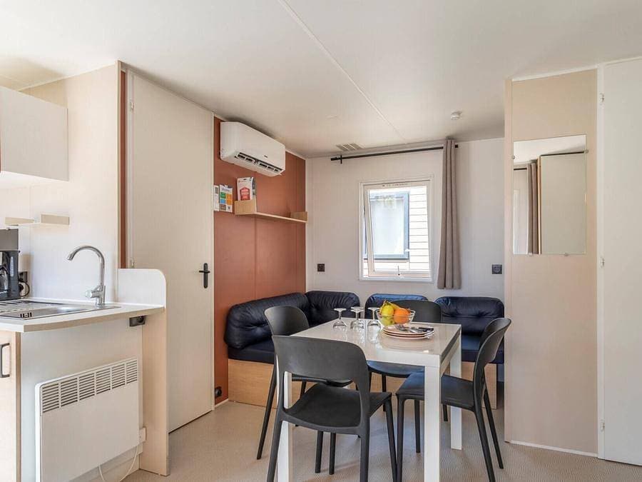 Foto 5 von 45: Tour opérateur sur le camping de Miremer - Mobilheim 6 personen - Mobilheim Homair Vacances auf dem Campingplatz Domaine de Miremer | Comfort | 3 Zi. | 6 Pers. | Erhöhte Terrasse | Klima.