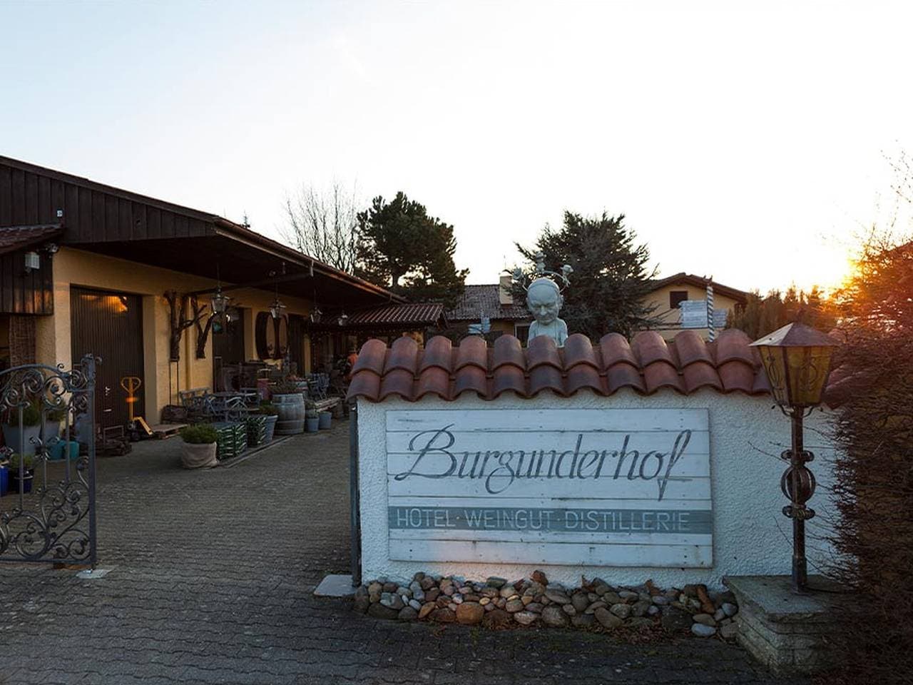 Foto 2 von 12: Burgunderhof Hagnau "Adults Only" - Doppelzimmer mit Seeblick, 21qm, mit Dusche/Wc und eigener Terrasse, max. 2 Personen