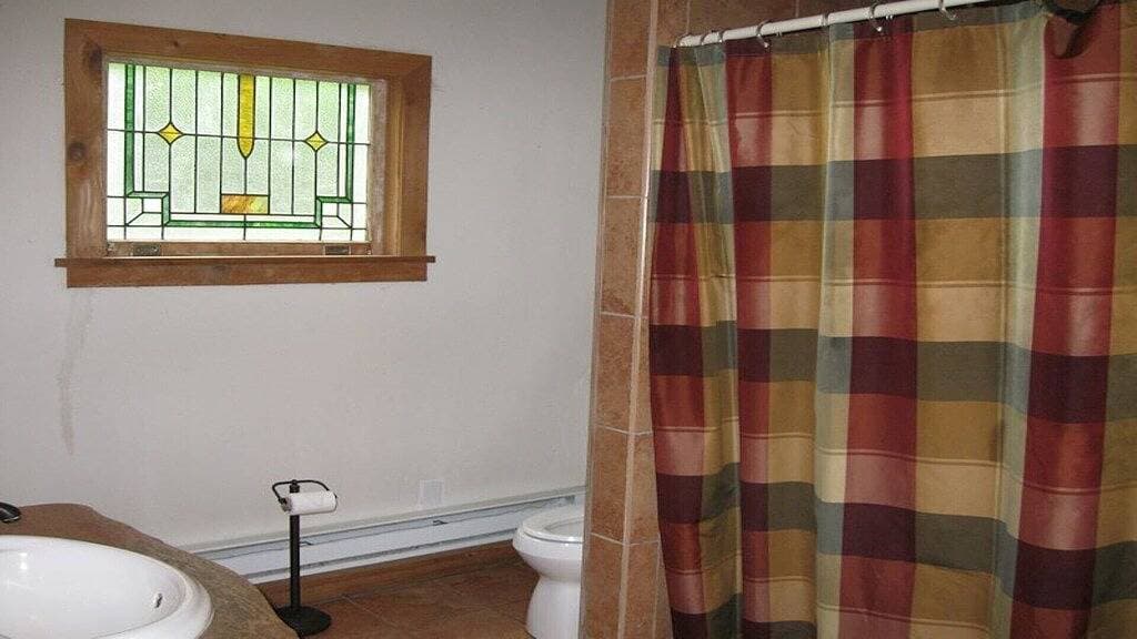 Foto 13 von 15: Rustikale River Cabin, Charming Riverfront, Hottub, 2 Steinkamine, Dock, Ansichten