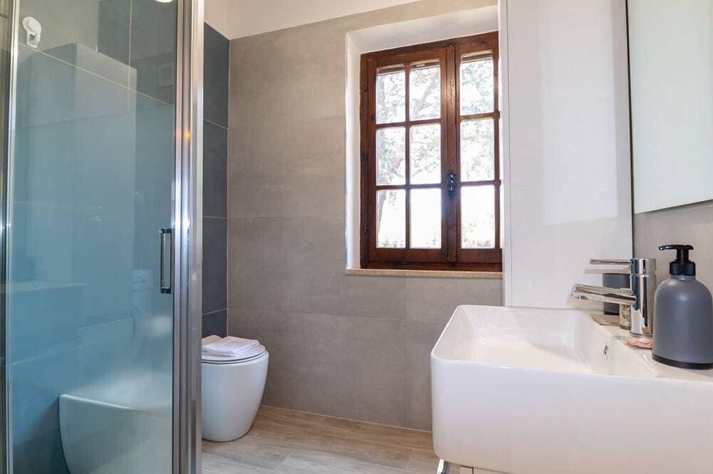 Foto 8 von 30: Dein entspannter Rückzugsort in Mandriola, nur wenige Schritte vom Meer entferntWillkommen im Apartment Corallo, einem gemütlichen Studio in Mandriola, nur 3 Gehminuten vom Strand entfernt. Ideal für alle, die einen erholsamen und komfortablen Urlaub