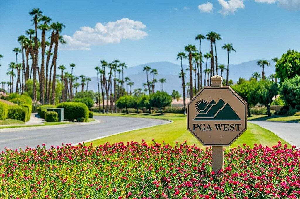 Foto 4 von 49: Luxus am See Pga West Townhome mit unglaublichem Blick / Private Courtyard Spa