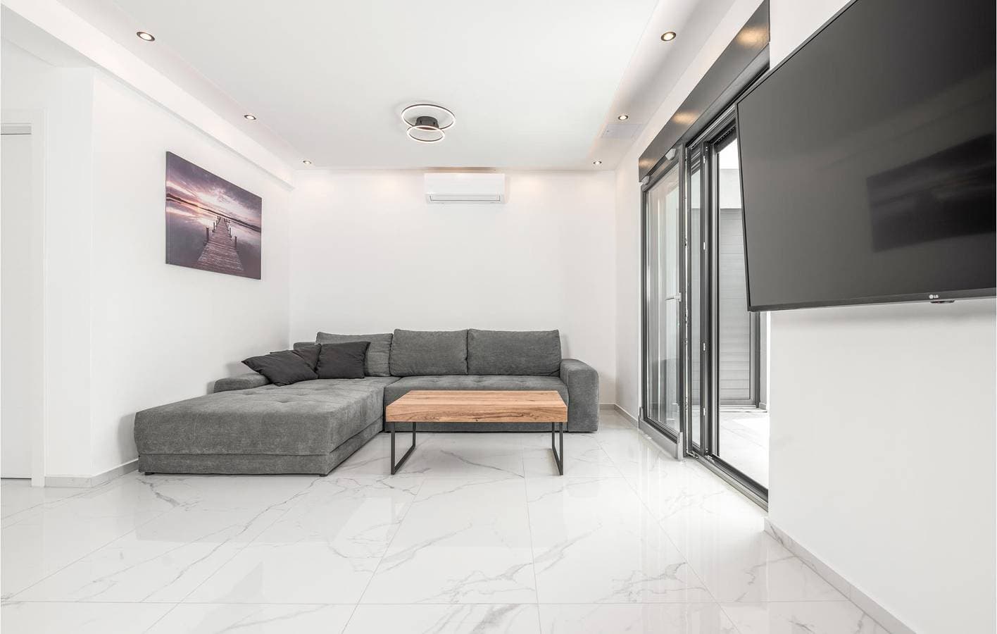 Foto 3 von 22: Gemütliche 2-Zimmer-Wohnung mit Pool und Terrasse in der Nähe des Stadtzentrums