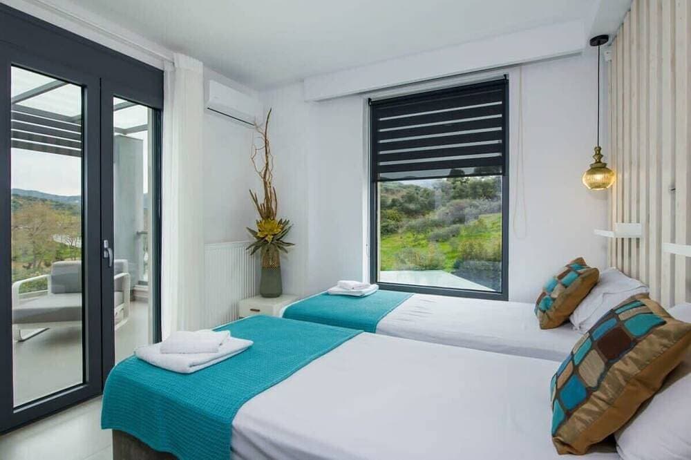 Foto 4 von 30: Alyona Villa | Private Pool, Garden & Playground