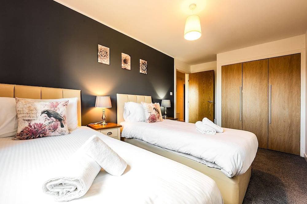Foto 5 von 21: Modern, Spacious City Apartment, Lift, Balcony, Free Wi-fi & Parking, Fab views,