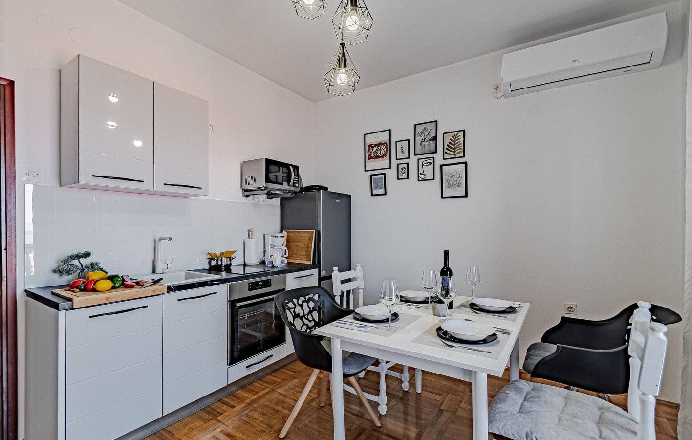 Foto 10 von 22: Charmantes Apartment mit einem Schlafzimmer, Meerblick, Terrasse und Parkplatz