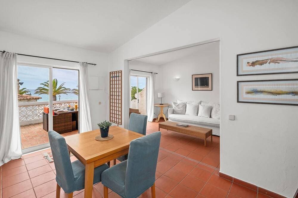 Foto 10 von 30: Beachfront Apartment with Sea View Balcony Luz