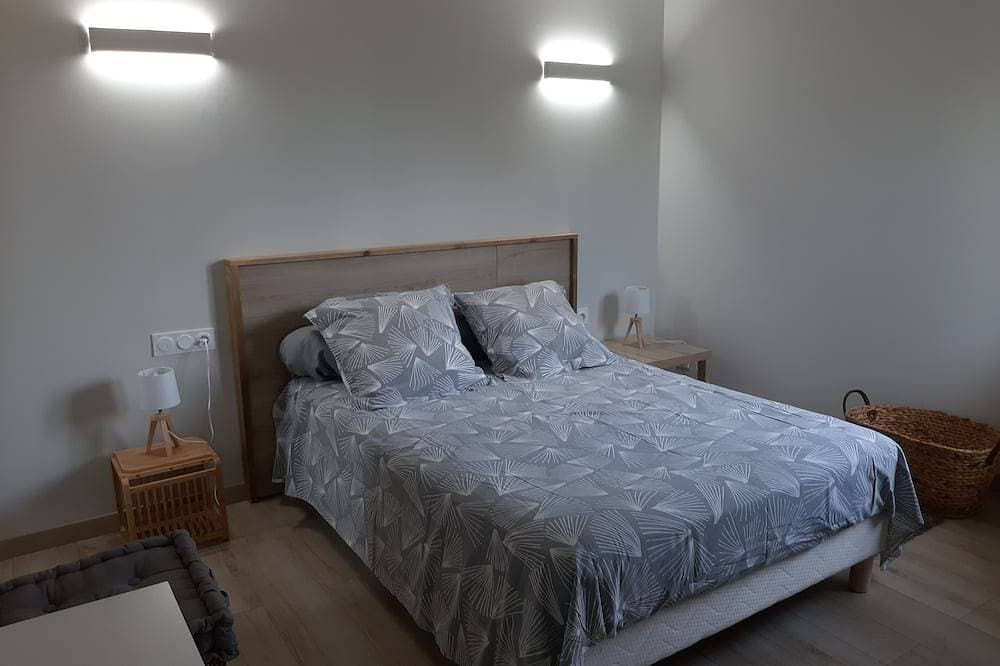 T2 house with small adjoining plot, very nice. 1