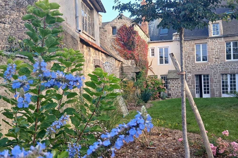 Foto 3 von 30: Norman charm, a stone's throw from the port of Barfleur, Val-de-Saire, Normandy.