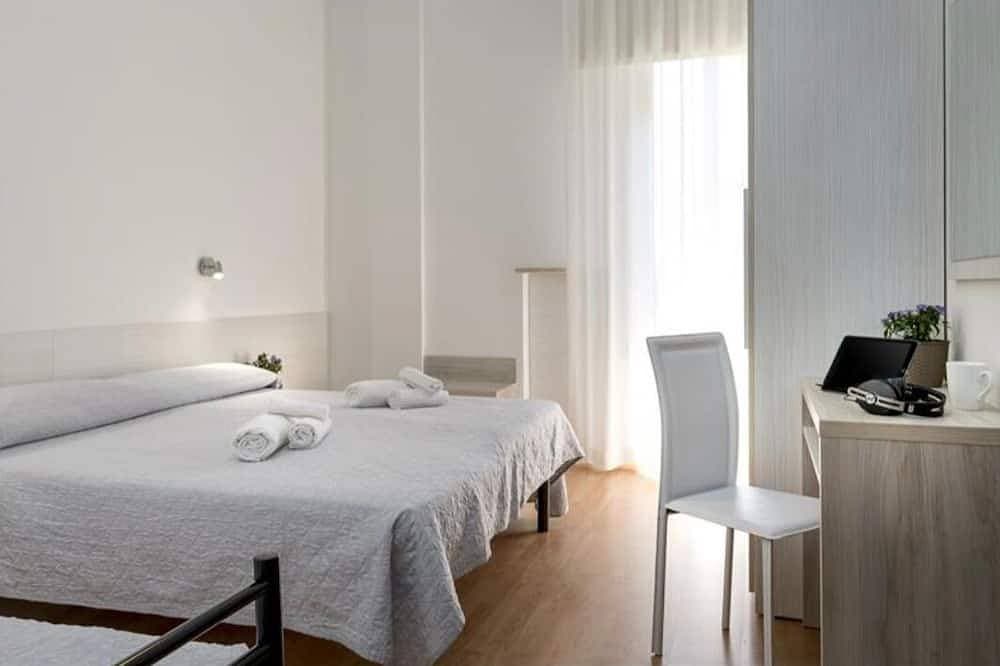 Foto 2 von 8: Hotel Kursaal Bellaria 3 Stars triple room breakfast buffet included