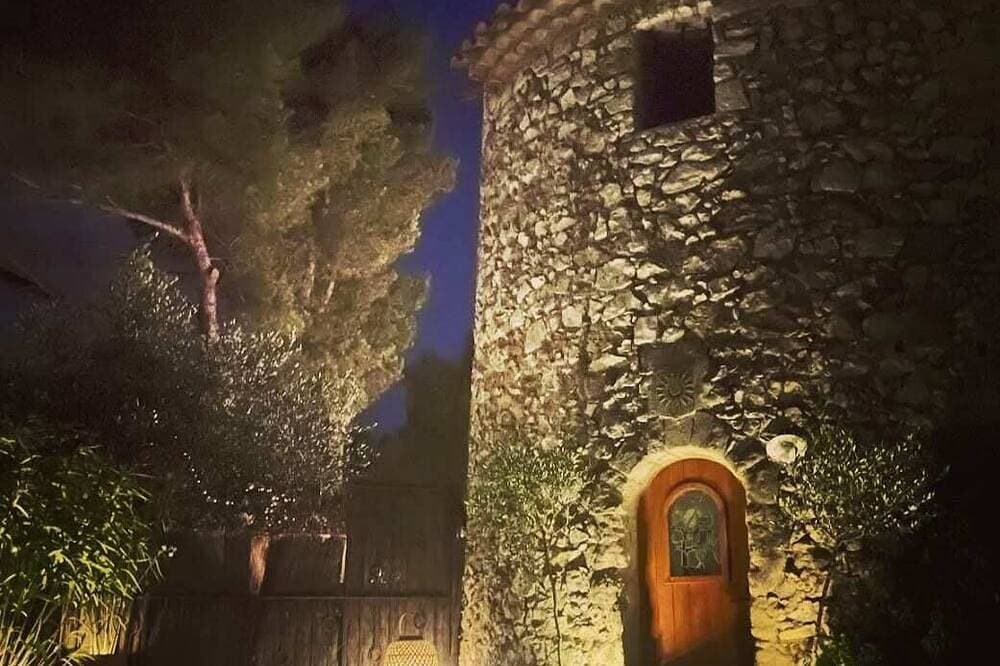 Foto 3 von 22: Le Moulin Rouge Provençal : charming old windmill with hot tub close to Aix