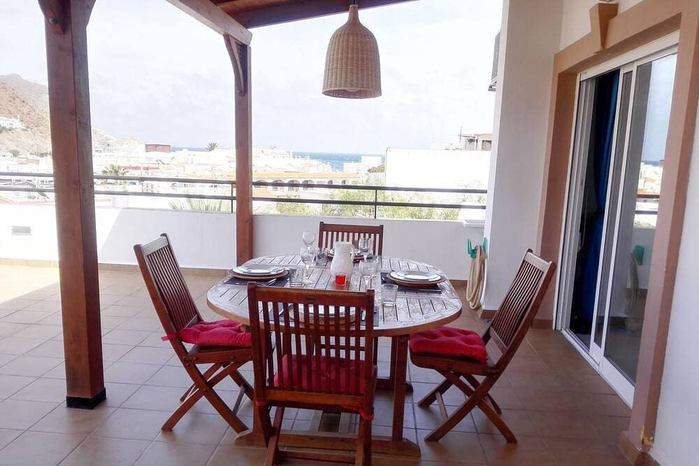 Zentrales Penthouse Mit Grosser Terrasse Und Blick. Kostenloses WIFI 1