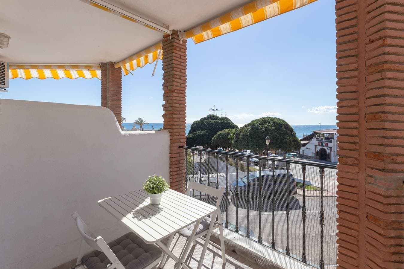 Foto 10 von 32: Ferienwohnung 'Lovely Seaview' mit Pool, Wi-Fi & Terrasse