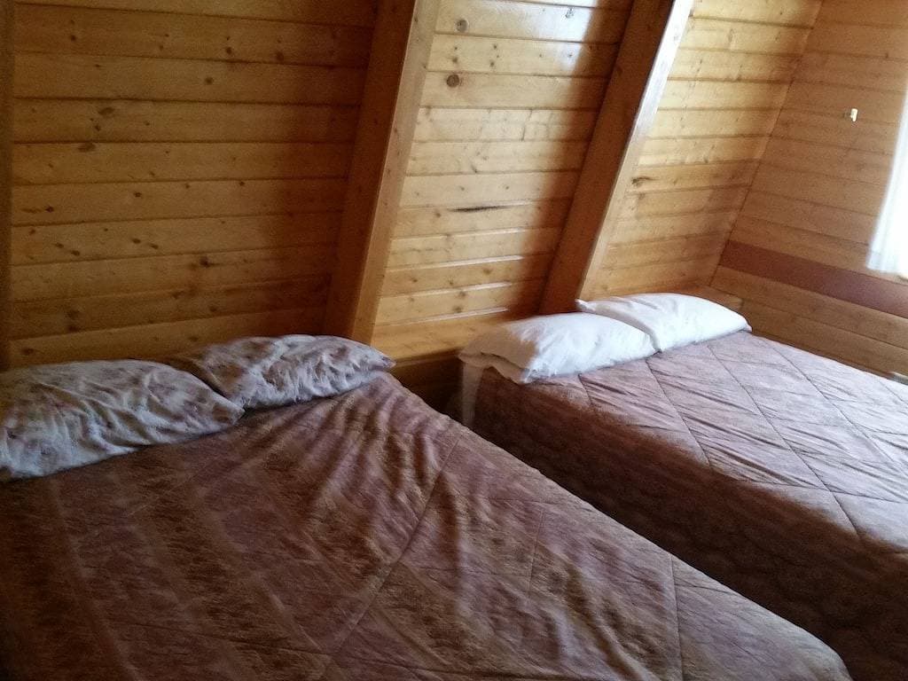 Foto 10 von 15: Flucht in die Wildnis. Abgeschiedene abgelegene Hütte mit privatem Teich