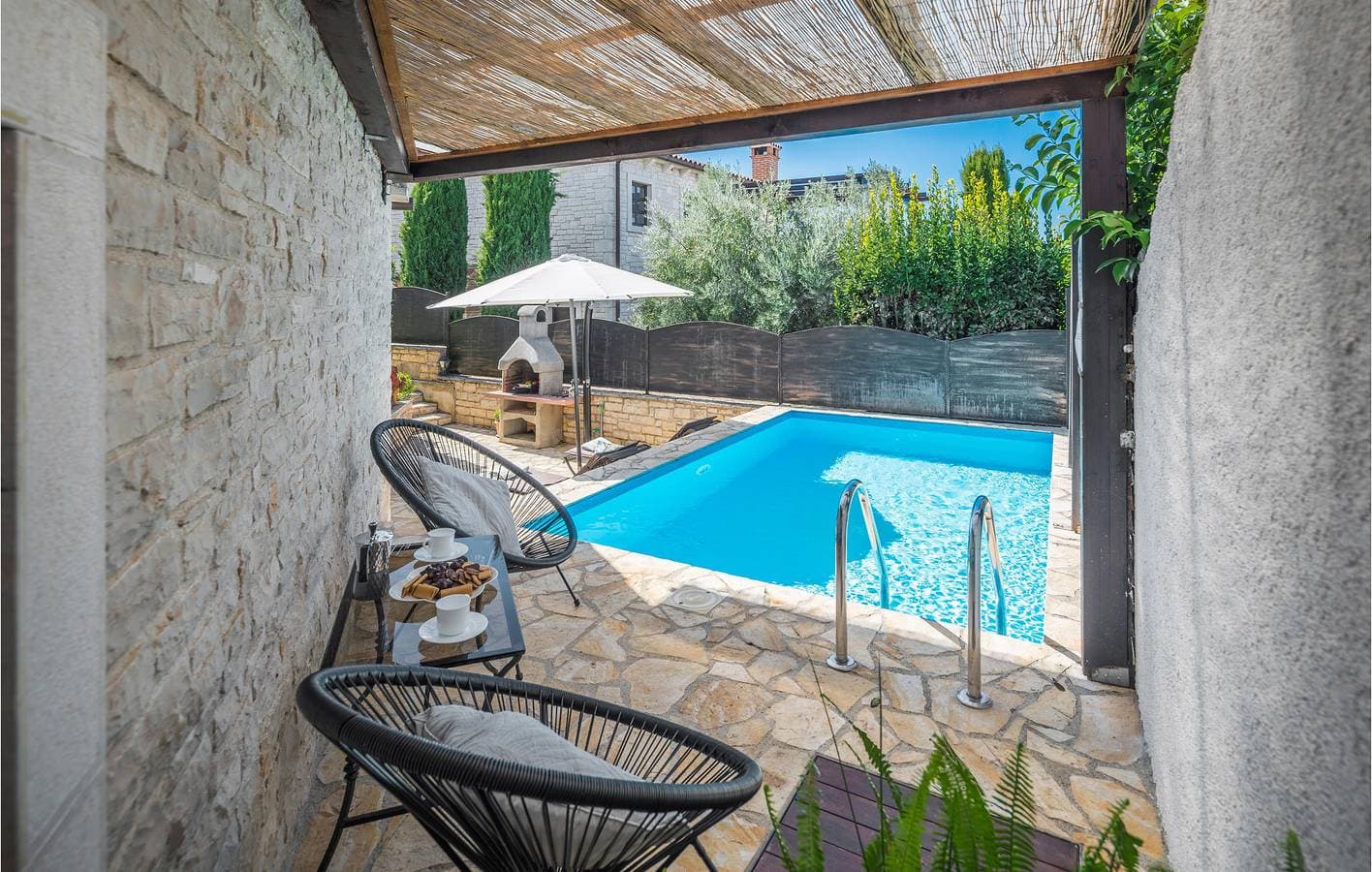 Foto 2 von 26: Gemütliche Ferienwohnung mit Terrasse, Parkplatz und WLAN in der Nähe von Sveti Lovrec