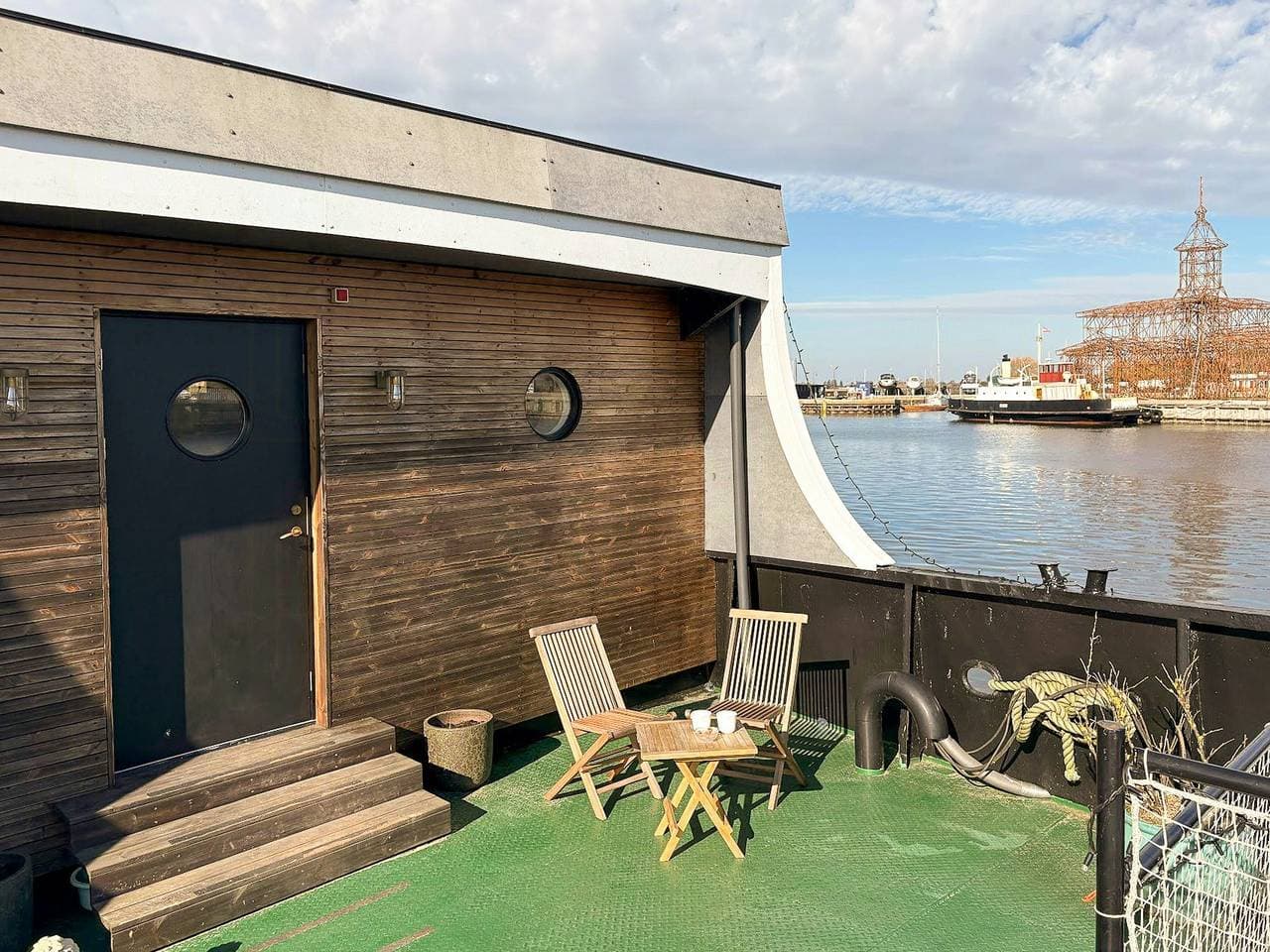 Umgebaute Fähre mit Zugang zum Meer in Stege 1
