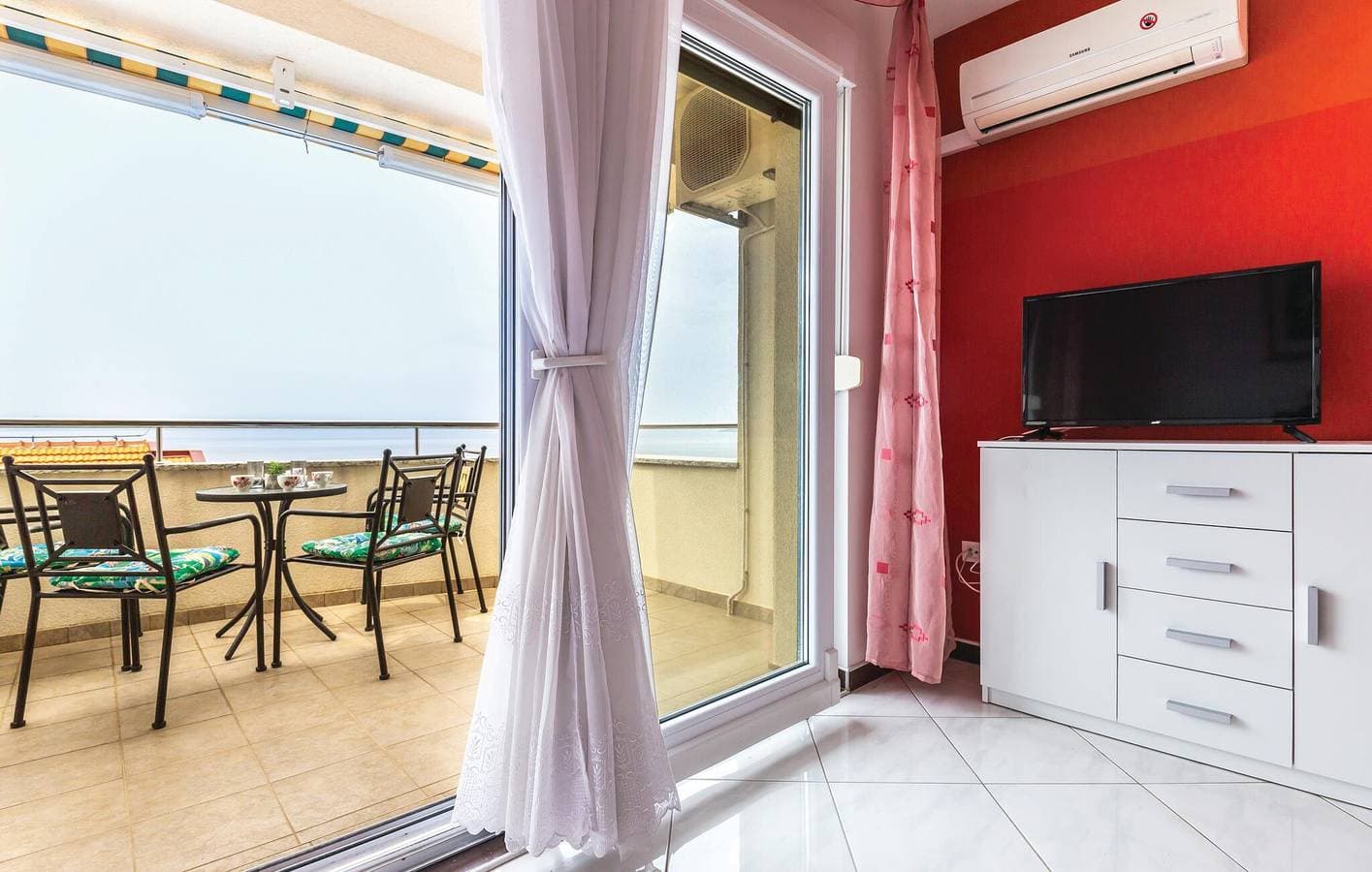 Foto 11 von 22: Urlaub am Meer: Modernes Apartment mit Terrasse, Parkplatz und WLAN in Makarska