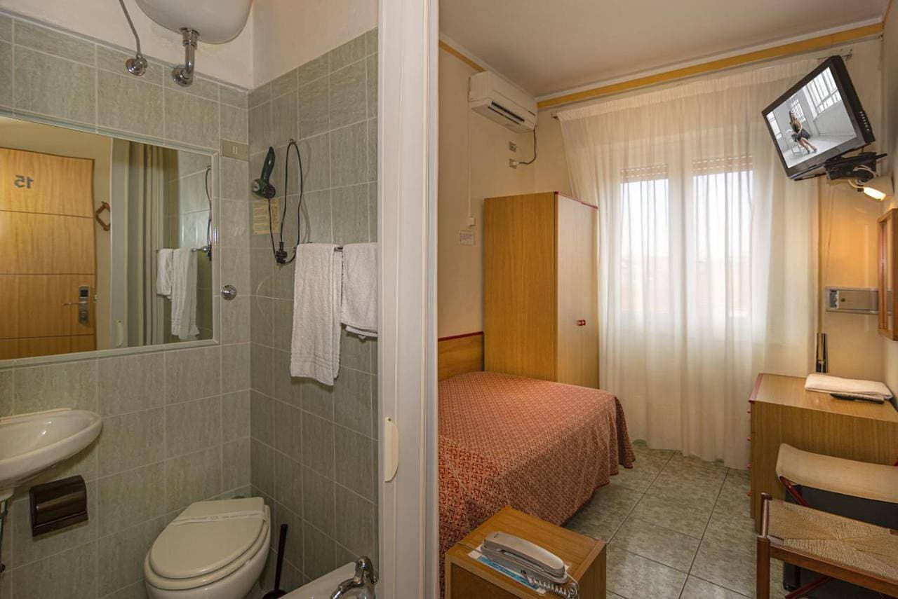 Foto 2 von 8: Double or Twin Room with Partial Sea View