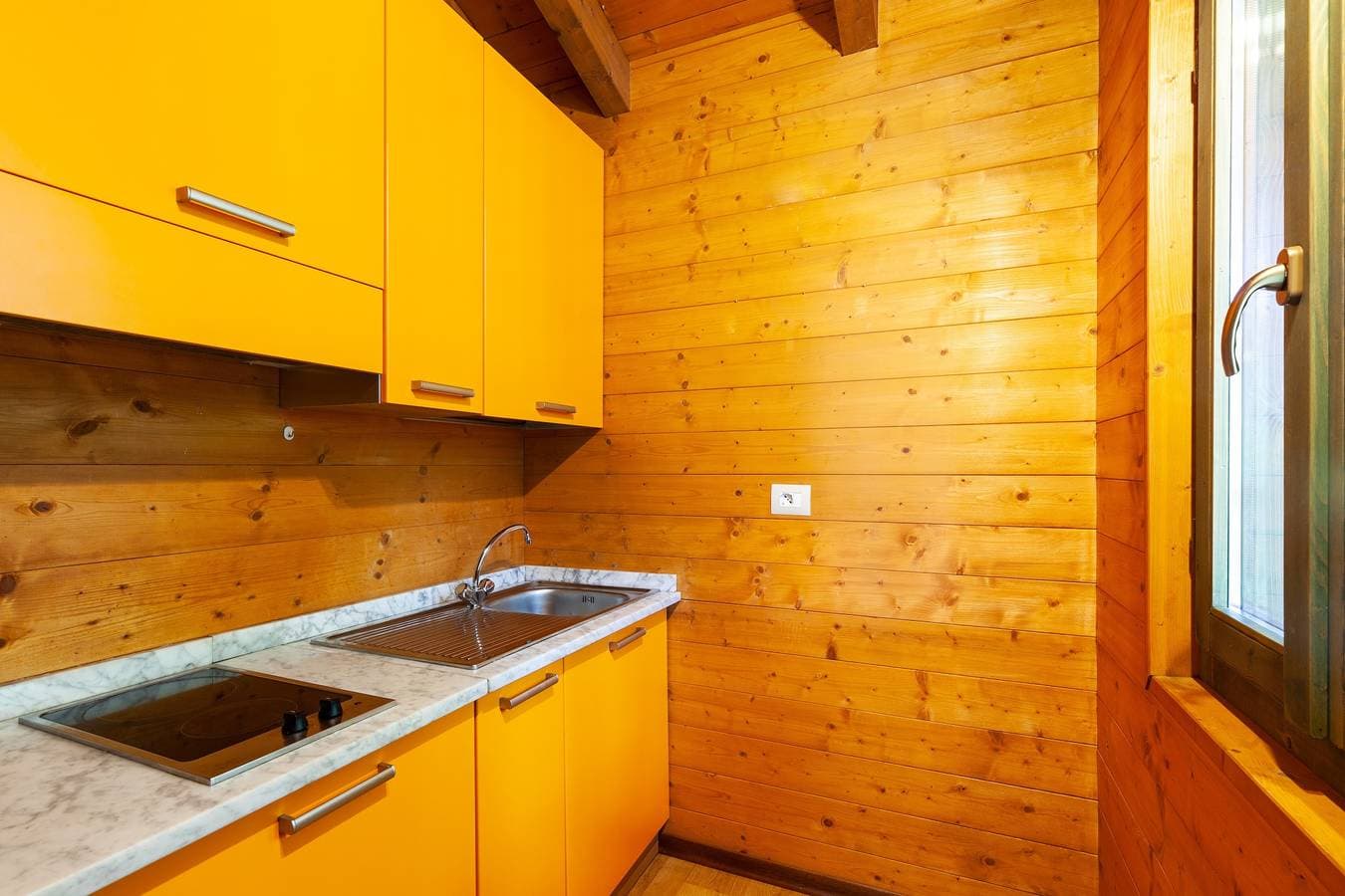 Foto 7 von 28: Chalet 'Mirtillo' – Villaggio Anemone mit Bergblick und privater Terrasse