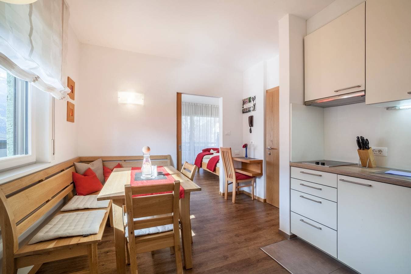 Foto 4 von 26: Ferienwohnung "Schnitzer - Hagebutte" mit Bergblick, WLAN, Balkon & Garten