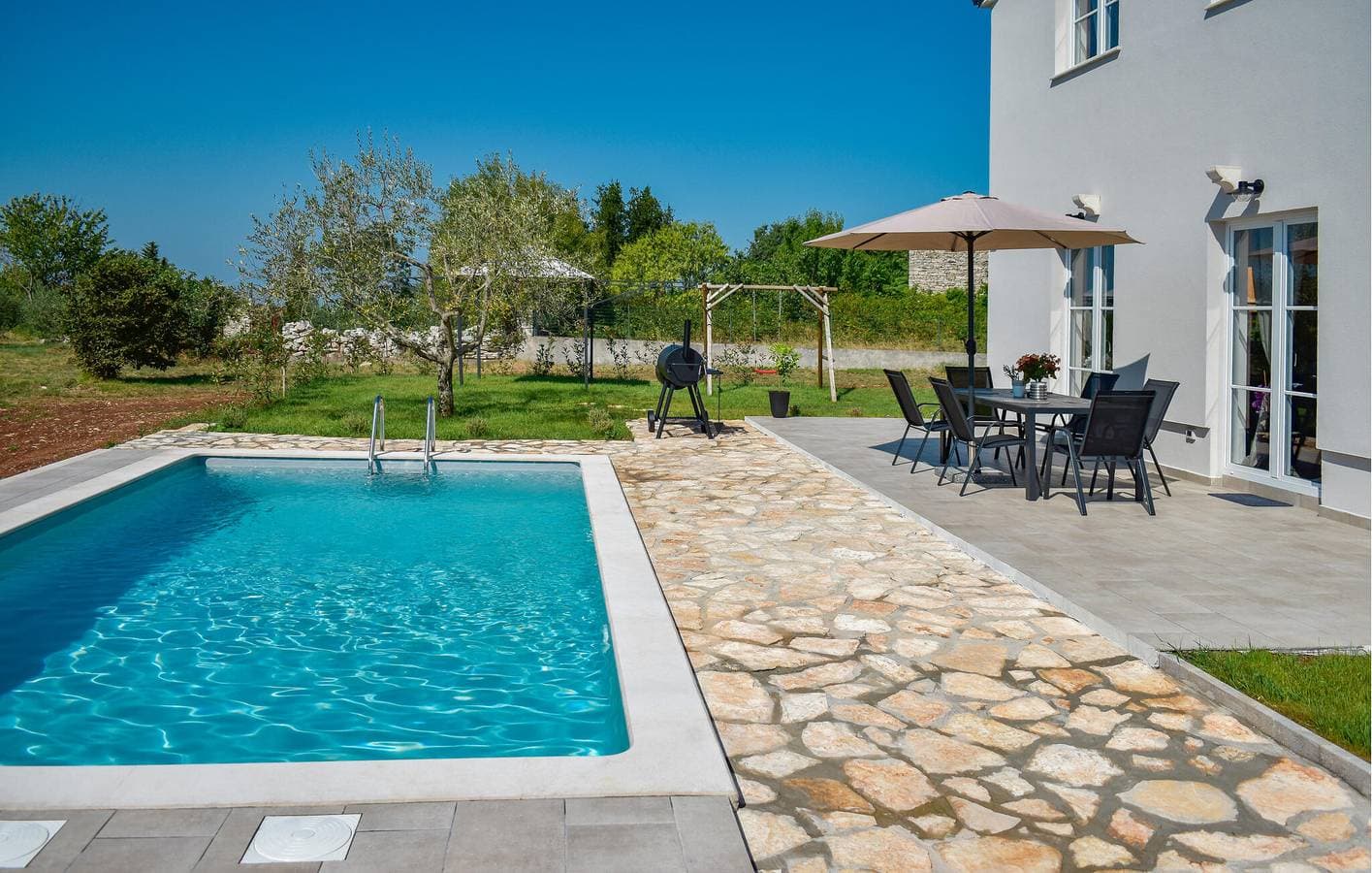 Foto 7 von 24: Charmante 2-Zimmer-Wohnung mit Terrasse und guter Infrastruktur in der Nähe von Montrin