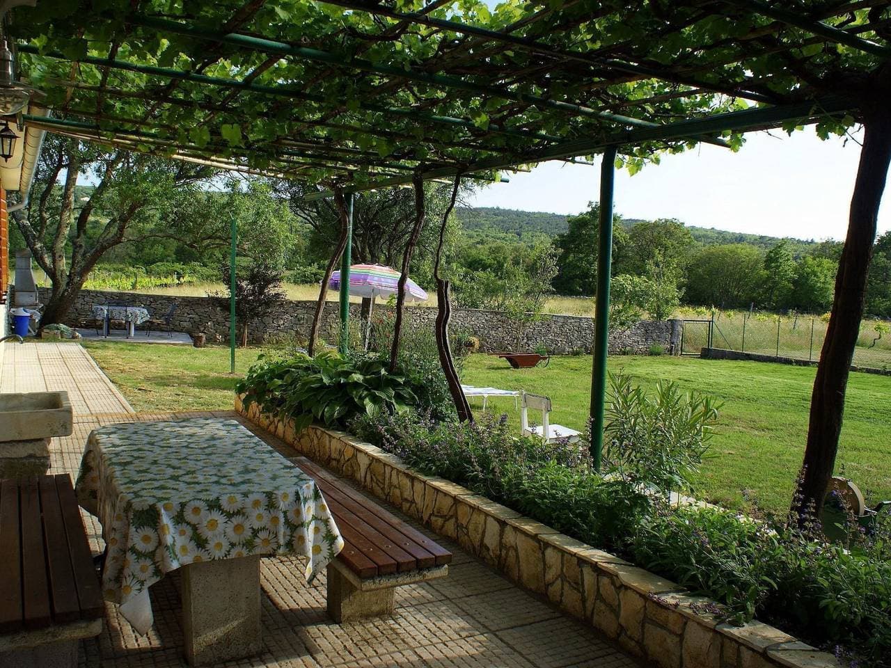Foto 9 von 24: Charmantes Ferienhaus in Bartići mit Terrasse