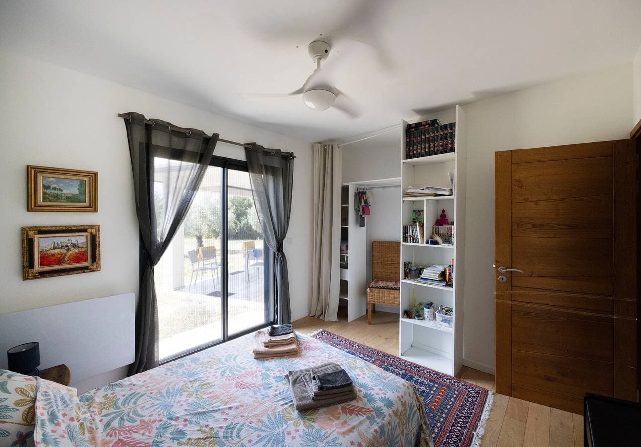 Foto 6 von 23: Zimmer „Chambre 3“ mit Bergblick, Gemeinschaftspool und WLAN