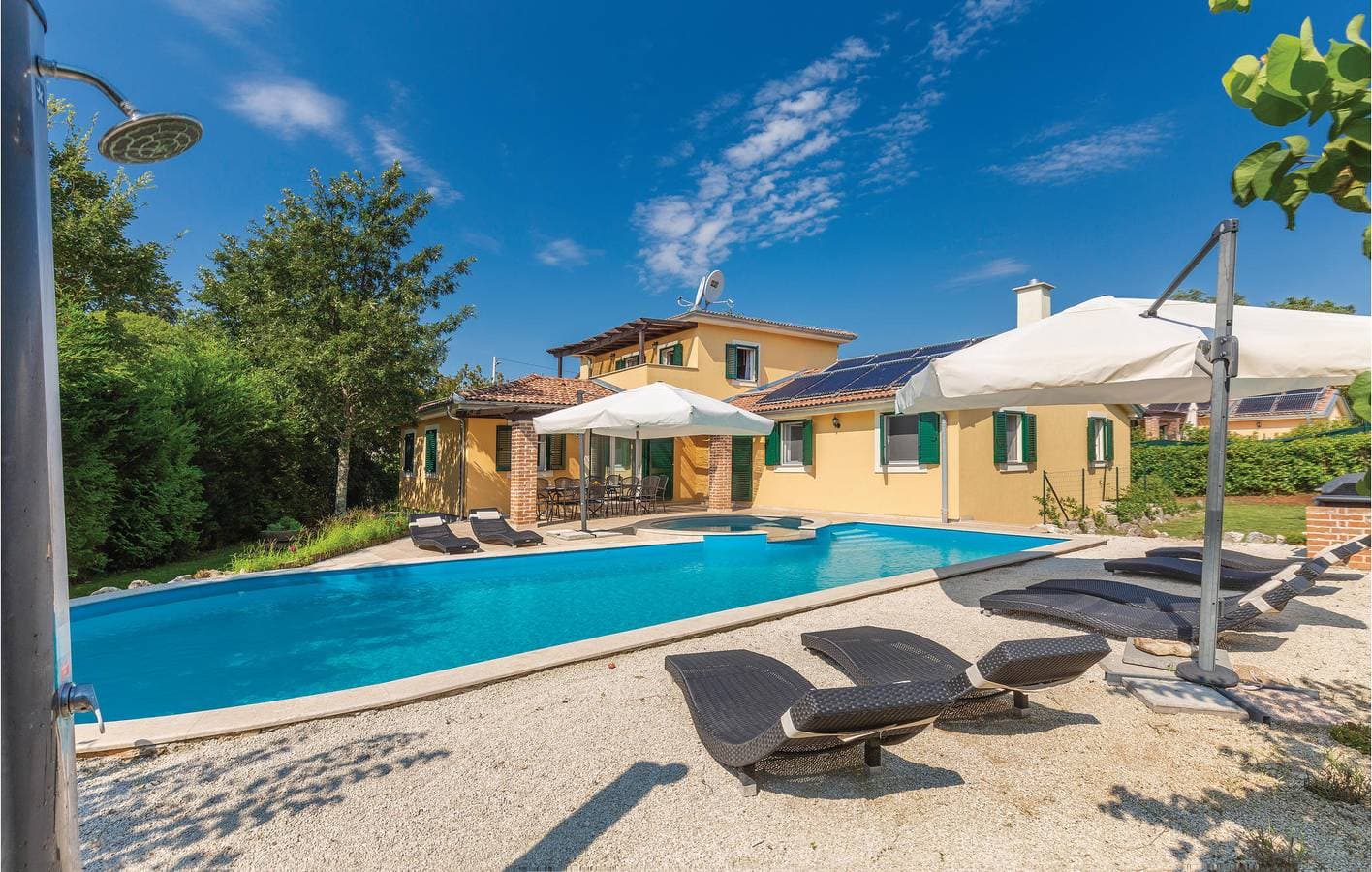 Foto 9 von 47: Geräumige 2-Zimmer-Ferienwohnung mit Pool, WLAN, Klimaanlage und Parkplatz