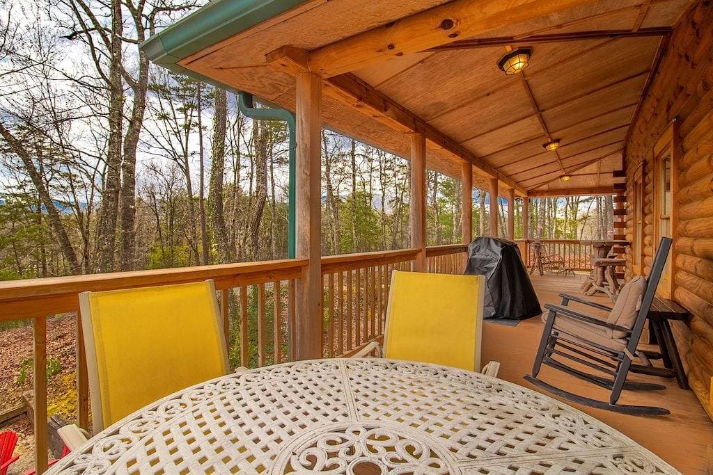 Foto 11 von 50: Elegant Log Cabin between Cherokee and Bryson City, hot tub & fire pit