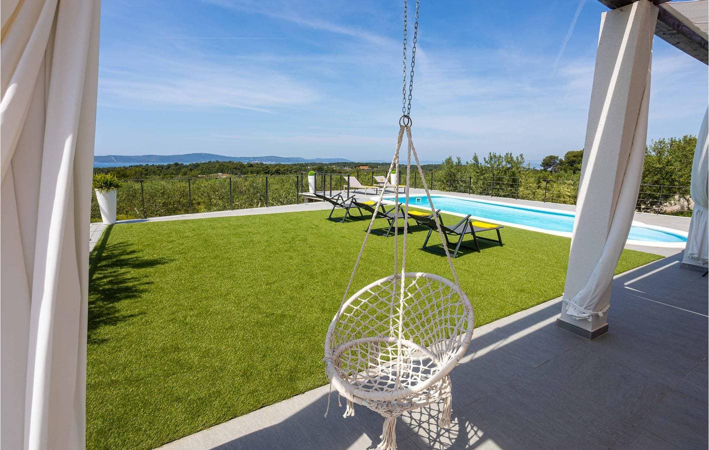 Foto 12 von 35: Nur 2 km vom Strand entfernt: Gemütliche Ferienwohnung mit Pool und moderner Ausstattung