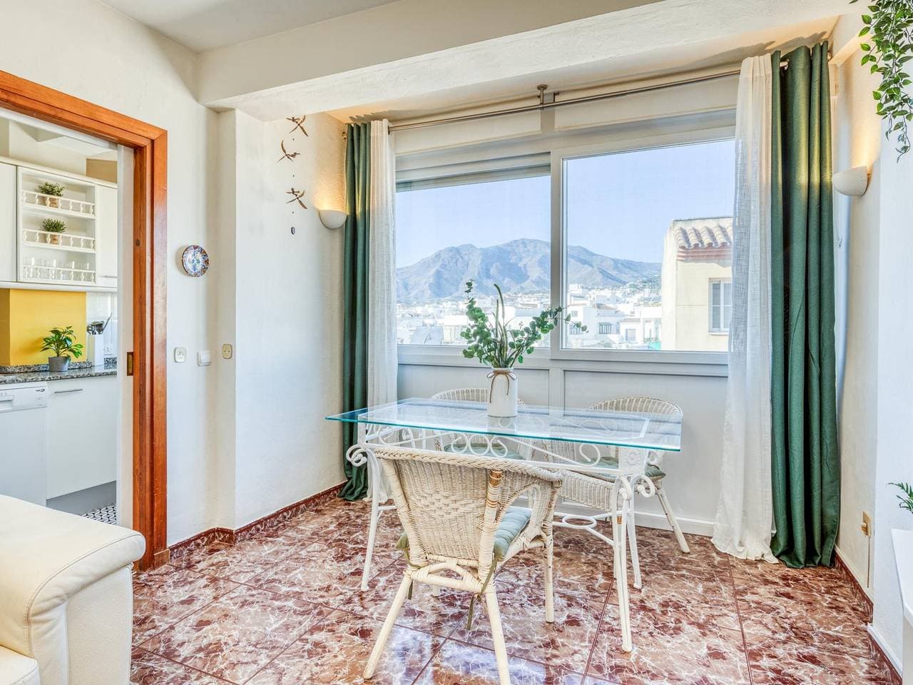 Foto 2 von 12: Zentrales Apartment mit Wohnzimmer, Küche, Schlafzimmer und Bad - Estepona