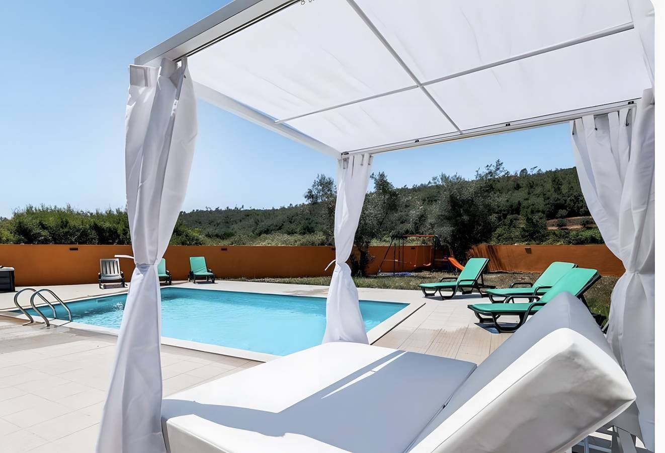 Foto 10 von 61: Zimmer 'Suite King 1' mit Bergblick, Gemeinschaftspool und WLAN
