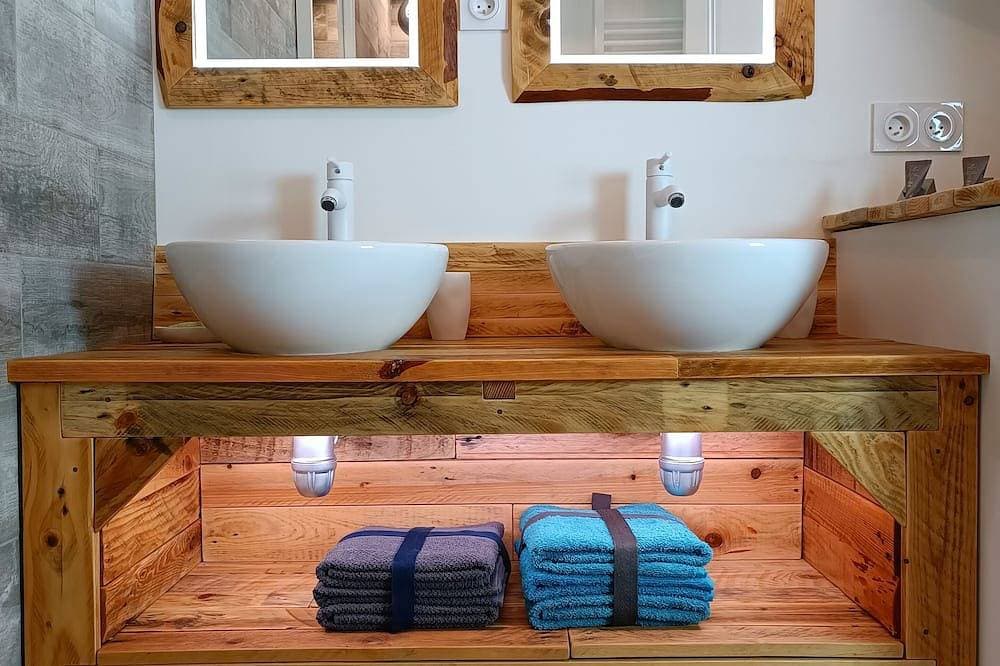 Foto 10 von 27: Cosy apartment with whirlpool bath in bedroom and catamaran net
