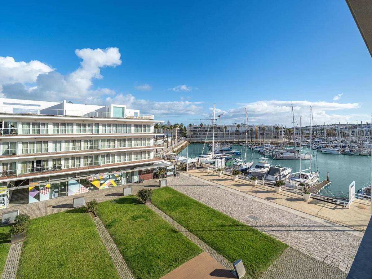 Top floor marina apartment with classic charm #1995 1