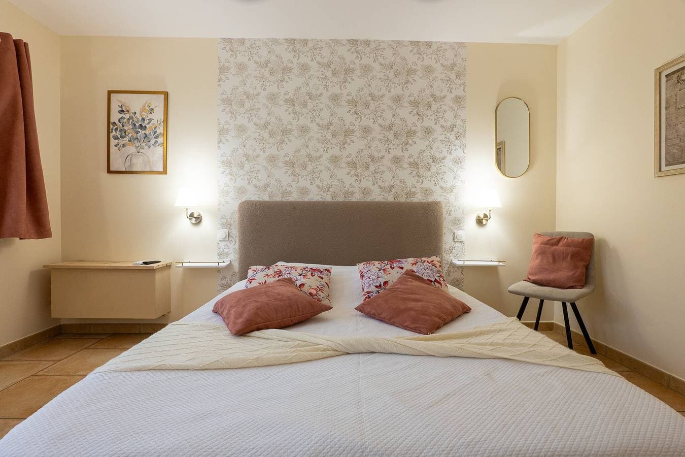 Foto 2 von 24: Bed & Breakfast 'Le Mas Du Loup – Zimmer Coquelicot' mit Bergblick, Gemeinschaftsterrasse und WLAN
