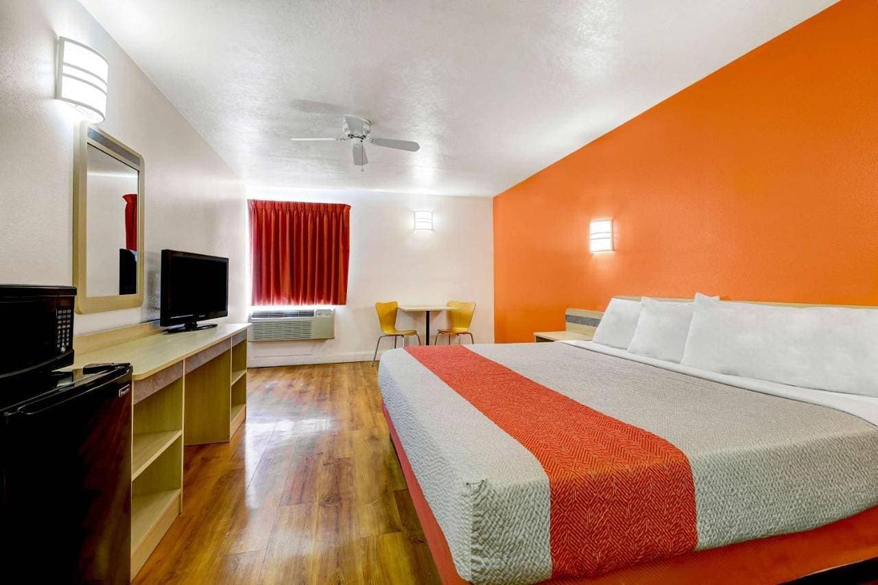 Foto 5 von 9: Queen Room with Two Queen Beds - Smoking