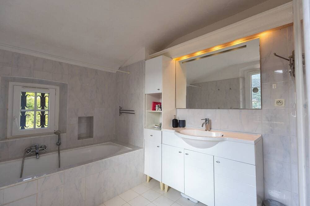 Foto 11 von 30: 5- or 6-bedroom villa, quiet location, 5-minute walk from Canadel Beach, heated pool