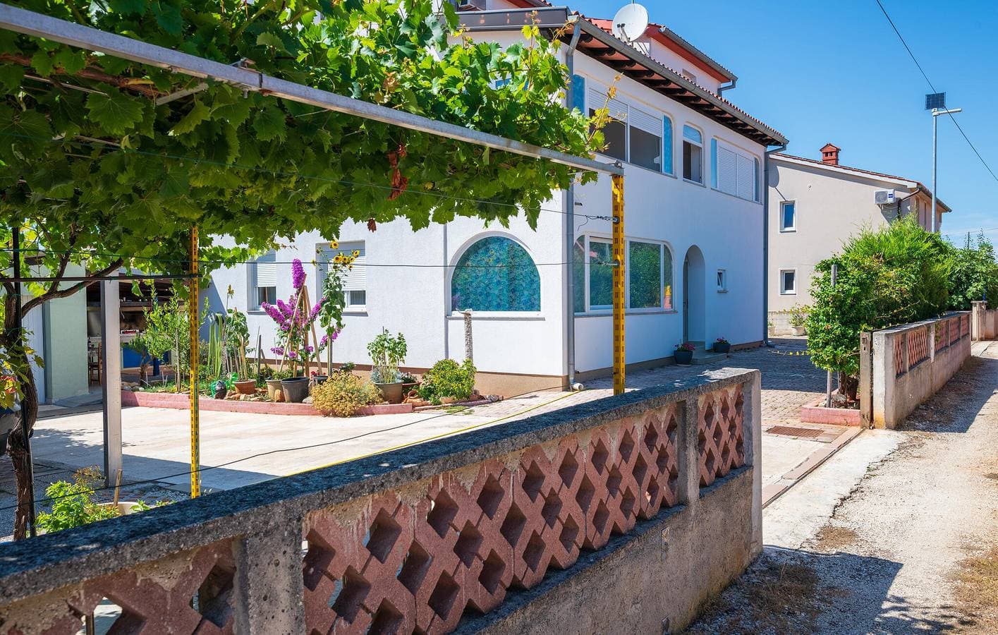 Foto 3 von 22: Gemütliche Ferienwohnung mit Terrasse, WLAN und Parkplatz in der Nähe der Küste und des Stadtzentrums